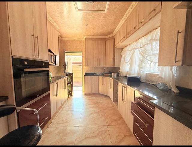 3 BEDROOM HOUSE FOR SALE IN VANDERBIJLPARK CW 4